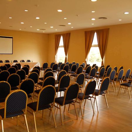 Hotel Howard Johnson Trenque Lauquen Eksteriør bilde