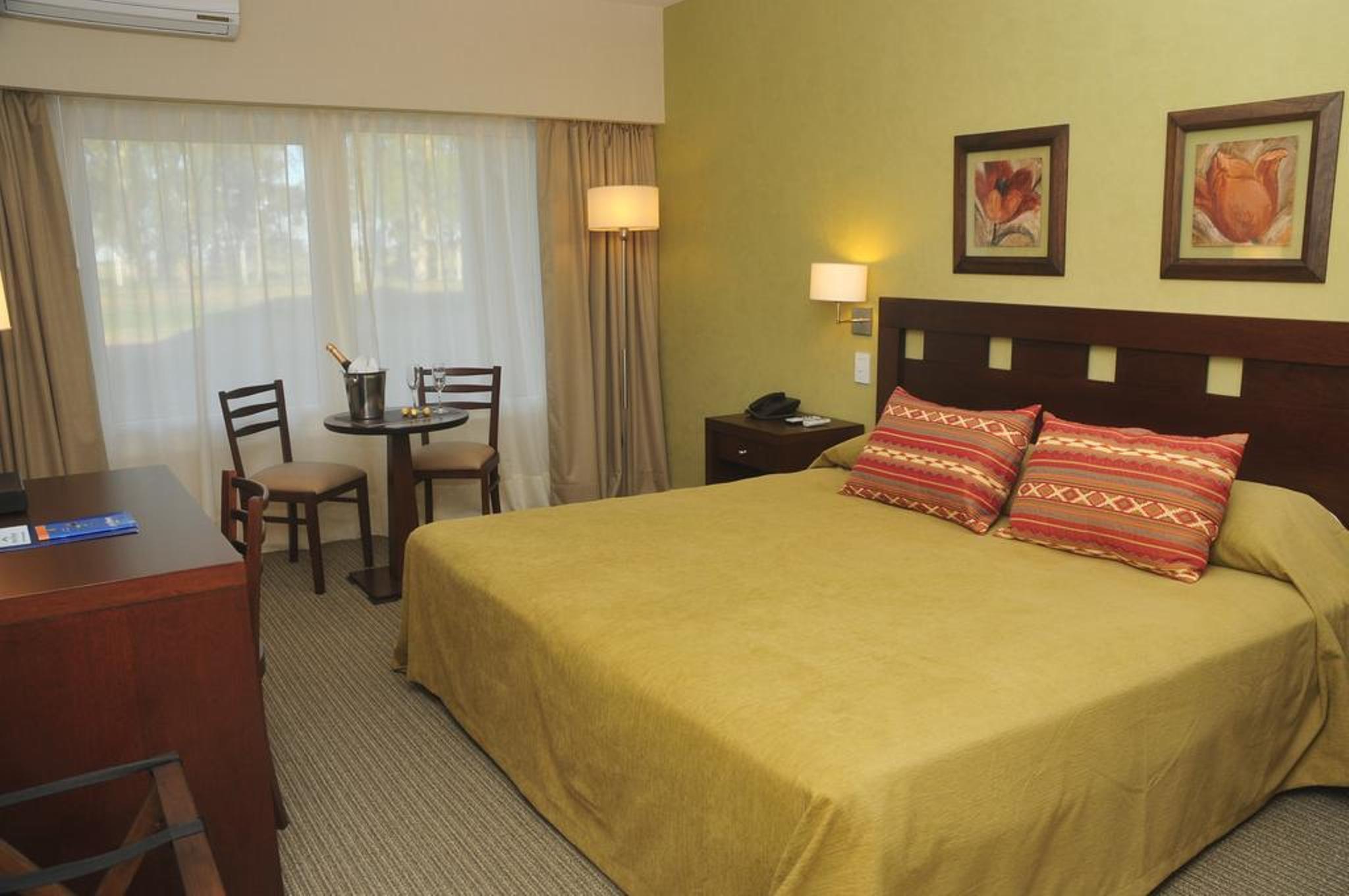 Hotel Howard Johnson Trenque Lauquen Eksteriør bilde
